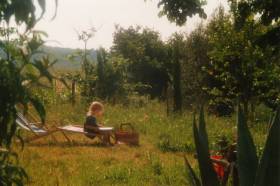 Nel giardino di La Rogaia troverete molti posti tranquilli per leggere, sognare e ascoltare i suoni della natura.